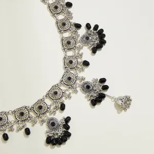Nahaufnahme der bohemischen Vintage Silber Silber Taillenkette mit schwarzen Perlen Anhängern.