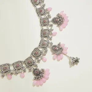 Böhmische Vintage silberne Taillenkette mit rosa Perlen und filigranen Quasten.