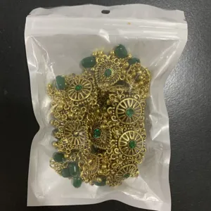Böhmische retro hohle Metall-Taillenkette mit grünen Steinen und Quasten-Design.