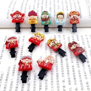 Vue détaillée de pinces à cheveux rouges de divinités chinoises, accessoires de Nouvel An.