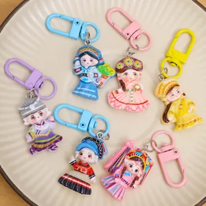 Detailansicht niedlicher chinesischer Opernfiguren Schlüsselanhänger, bunte Taschenanhänger.