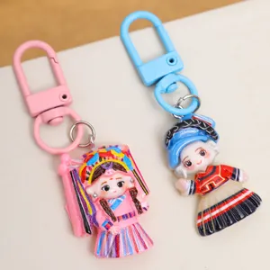 Detailansicht des niedlichen chinesischen Opernpuppen Schlüsselanhänger Sets und Taschen.