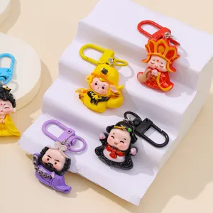 Vue détaillée de porte-clés en résine de personnages de dessins animés mignons sur marches.