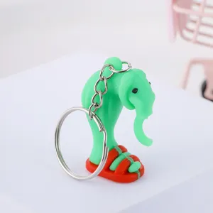 Creatieve abstracte groene wezen sleutelhanger met rode sandalen, leuke tas hanger hanger.