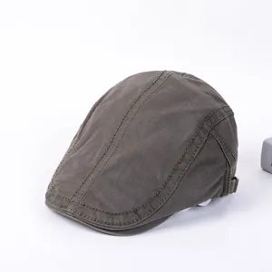 Vista detallada de la boina plana de algodón para hombre en gris oscuro con costuras.