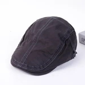 Vista detallada de la gorra plana de algodón gris oscuro para hombre con costuras finas.