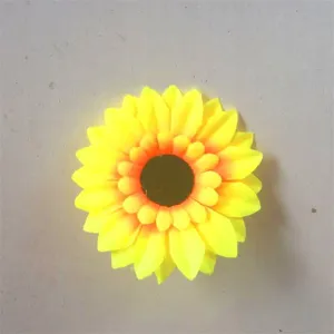 Primer plano detalle de cabeza de girasol amarillo artificial para juguetes y decorados