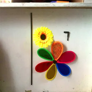 Vista detallada de los componentes coloridos del molinillo de plástico y piezas de juguete de girasol.