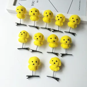 Vue détaillée de pinces à cheveux à ressort en peluche jaune, accessoires mignons d'animaux.