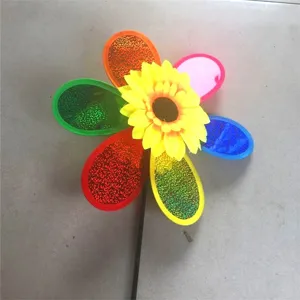 Vista detallada del molinillo de viento girasol colorido con pétalos brillantes holográficos.