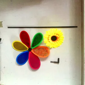 Vista detallada del juego de componentes de juguete de molinillo de girasol de plástico.