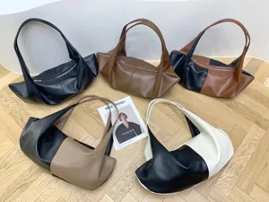 Detailansicht vielseitiger weicher Ledertaschen mit lässigem Design und stilvollen Farbblöcken.