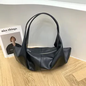 Minimalistische schwarze Schulter-Totetasche, lässiges Design, großes Fassungsvermögen.