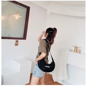 Borsa a tracolla a mezzaluna in nylon nero da donna, borsa casual leggera per tutti i giorni.