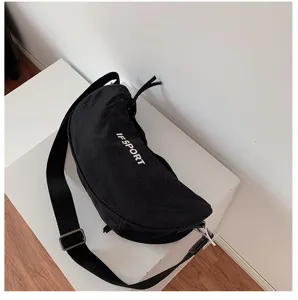 Borsa a tracolla a mezzaluna in nylon impermeabile da donna borsa sportiva casual dettaglio.