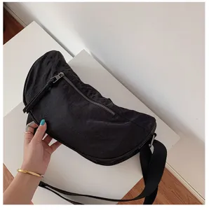 Vista dettagliata della borsa a mezzaluna in nylon nero con tasca con zip e tracolla.