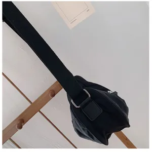 Borsa a tracolla in nylon nero vista dettagliata, borsa a mezzaluna casual versatile.