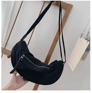 Vista dettagliata della borsa a tracolla a mezzaluna in nylon nero con robusta cerniera.