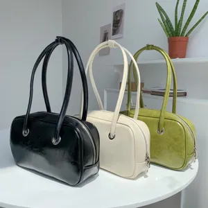 Retro oil wax texture underarm shoulder bag scene display, showing exquisite craftsmanship and details.
