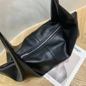 Minimalistische schwarze Ledertasche große Kapazität slouchy weiche Schultertasche