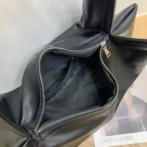 Minimalistische schwarze Schultertasche aus Leder, großes Design für Damen und Alltag.