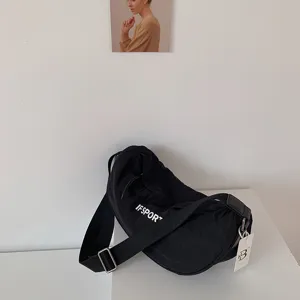 Borsa a tracolla mezza luna in nylon nero impermeabile da donna, stile sportivo casual.