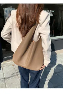 Detailed view of the brown soft leather shoulder hobo bag, stylish slouchy everyday tote.