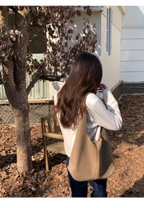 Minimalist soft leather shoulder bag for women, large capacity slouchy tote bag casual style.