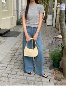 Minimalist single-shoulder handbag for women, chic niche design, perfect for spring daily outfits.