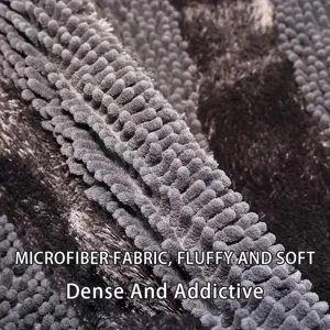 Dettaglio tappeto microfibra ciniglia grigio con morbida consistenza soffice per bagno.