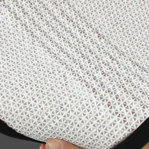Primo piano della morbida trama del tappeto da bagno in ciniglia con motivo geometrico assorbente.