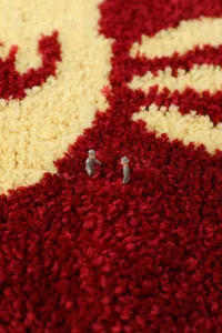 Primer plano detalle de alfombra de suelo de felpa suave con rica textura roja amarilla.