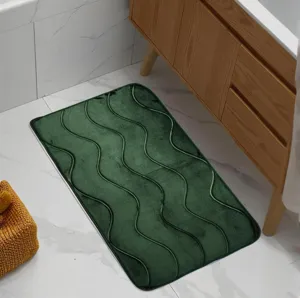 Vista dettagliata del tappetino da bagno in memory foam verde scuro con trama morbida e onde.