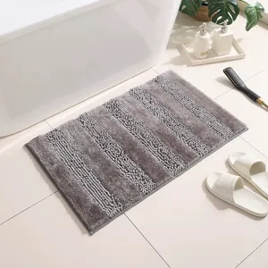 Tappeto da bagno in ciniglia grigia con design a righe, altamente assorbente e antiscivolo.