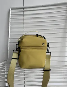 Lightweight small crossbody bag with zipper, portable mobile phone shoulder handbag for women.