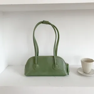 Detail view of the elegant green shoulder bag, showcasing fine PU leather and double straps.
