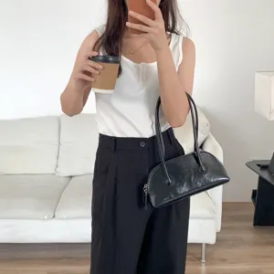 Black shoulder bag, classic baguette design, trendy PU leather underarm handbag for women daily wear.