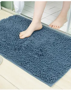 Primer plano detallado de suave alfombrilla de baño de chenilla azul con textura densa.