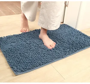 Detalle de alfombra de baño de chenilla gruesa, altamente absorbente y antideslizante.