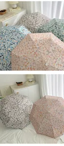 Vue détaillée des parapluies pliants à fleurs, montrant un imprimé exquis et un design.