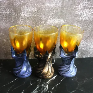 Vue détaillée de calices en résine griffe de dragon créatifs avec verres ambrés pour déco.