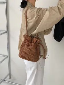 Brown ruched drawstring shoulder bag for women, trendy chic retro handbag for daily use.