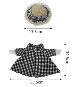 Vista detallada del atuendo de ganso con dimensiones de camisa a cuadros y sombrero de paja.