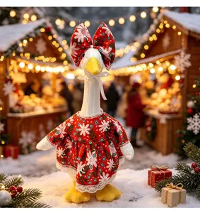 Detalle de muñeca oca de Navidad, vestido floral rojo festivo y gran lazo decoración.