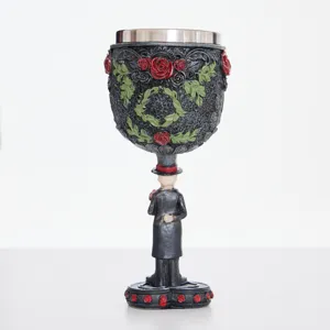 Dettaglio calice da vino gotico in resina decorato con pizzo nero, dettagli e rose rosse.