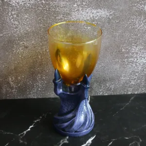 Calice griffe de dragon en résine avec verre ambré, verre à vin gothique créatif pour bar et fête.