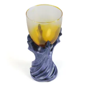 Détail du calice en verre griffe de dragon en résine, coupe de vin monstre pour fête.