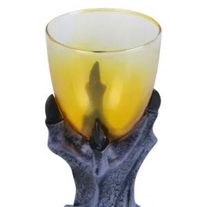 Gros plan détaillé du gobelet créatif en résine griffe de dragon avec verre dégradé.