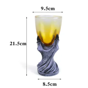 Gobelet griffe de dragon résine vue détail, coupe à vin style gothique Halloween.