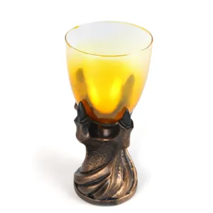 Goblet creatif griffe de dragon avec tasse en verre jaune et base en resine pour bar.